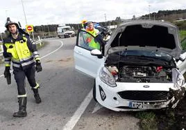 Un bombero examina el vehículo tras el accidente.