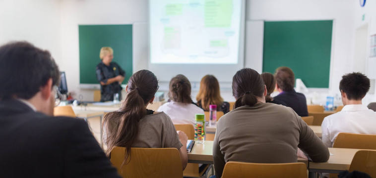 En la imagen, estudiantes durante una clase en la universidad. En el vídeo, la ministra de Educación, Pilar Alegría, explica el Real Decreto.