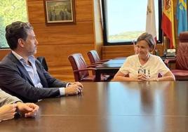 Carmen Moriyón, alcaldesa de Gijón, en su primer encuentro con Alejandro Irarragorri.