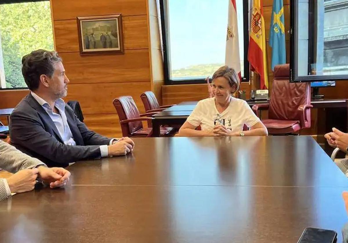 Carmen Moriyón, alcaldesa de Gijón, en su primer encuentro con Alejandro Irarragorri.