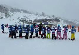 Escolares en la estación de esquí de Fuentes de Invierno.