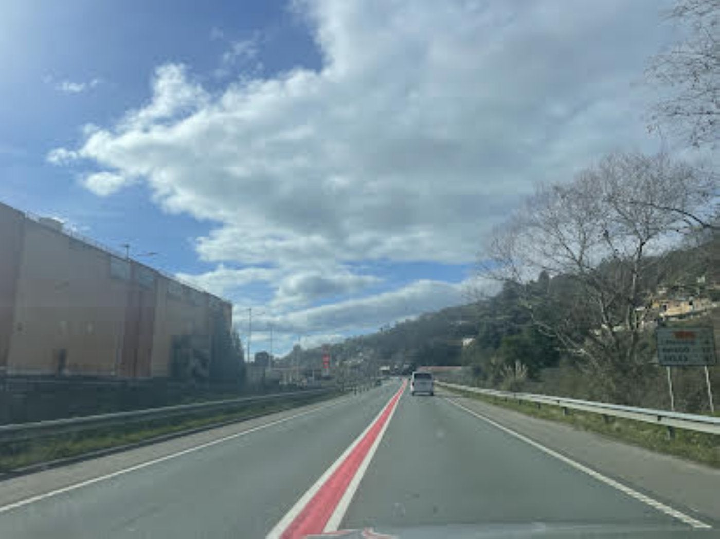 La recta del Alcampo, a la altura de El Entrego, donde desde hace unas semanas no se puede adelantar.