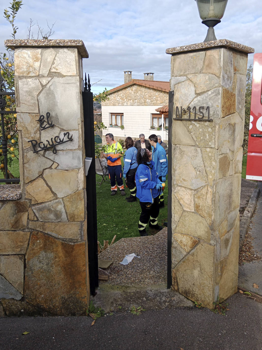 Las imágenes que deja el incendio en una casa de la parroquia gijonesa de Castiello