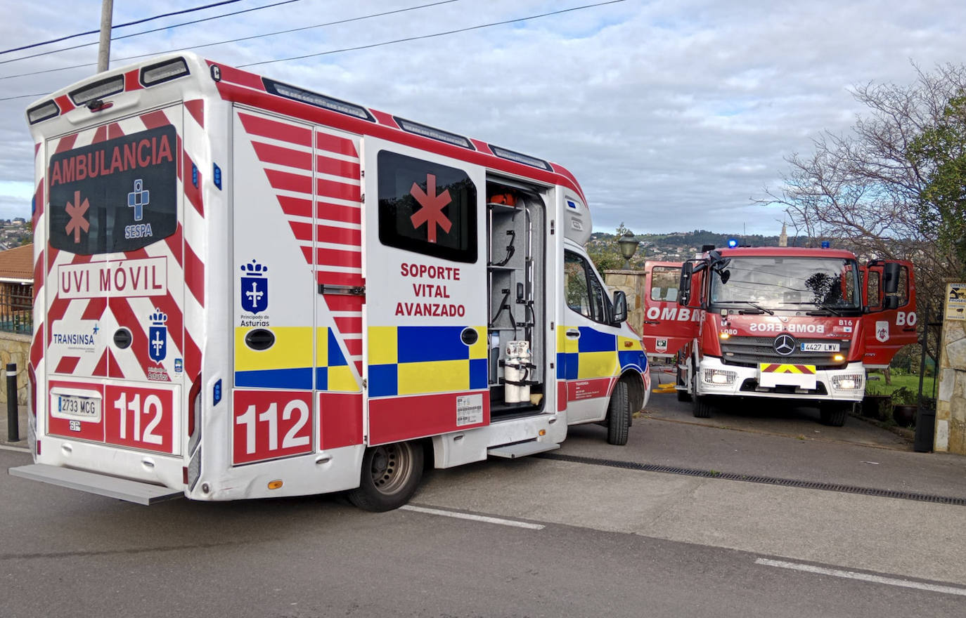 Las imágenes que deja el incendio en una casa de la parroquia gijonesa de Castiello