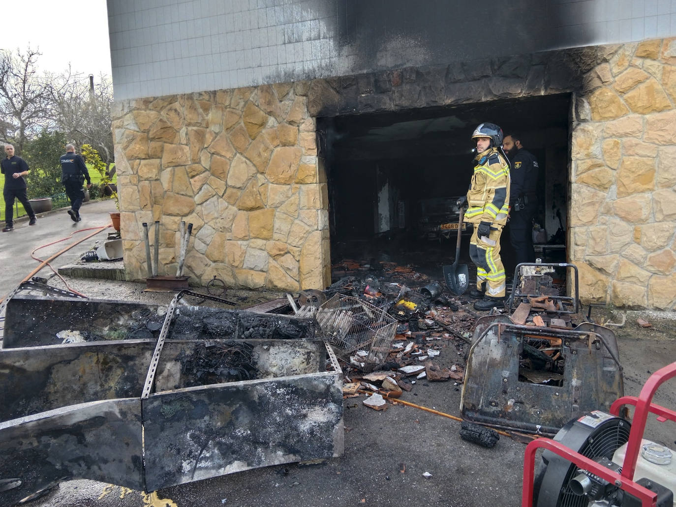 Las imágenes que deja el incendio en una casa de la parroquia gijonesa de Castiello