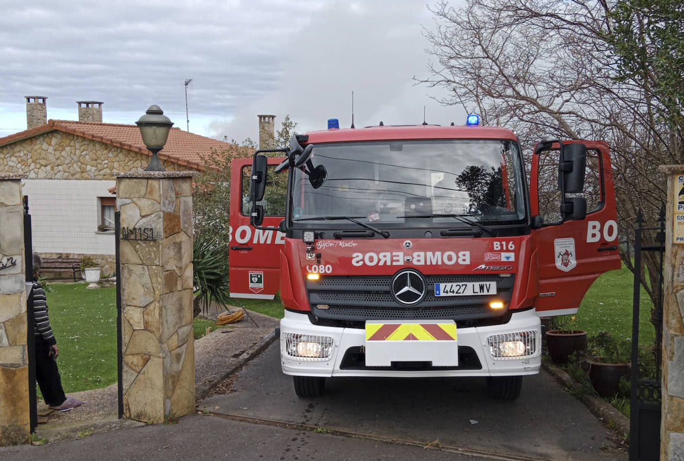 Las imágenes que deja el incendio en una casa de la parroquia gijonesa de Castiello