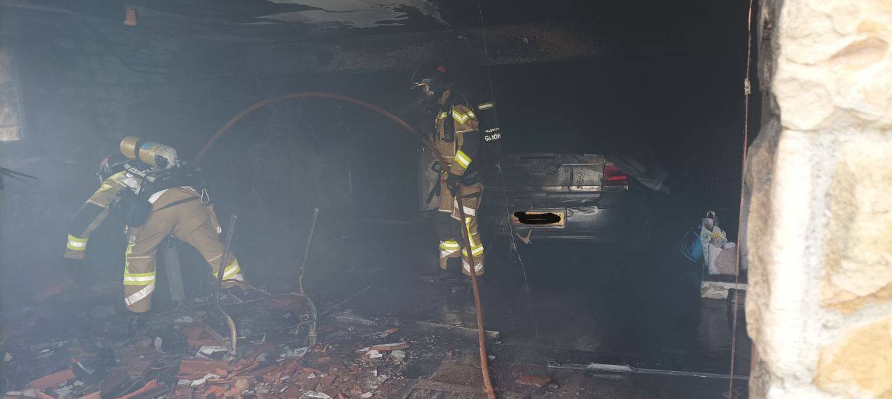 Las imágenes que deja el incendio en una casa de la parroquia gijonesa de Castiello