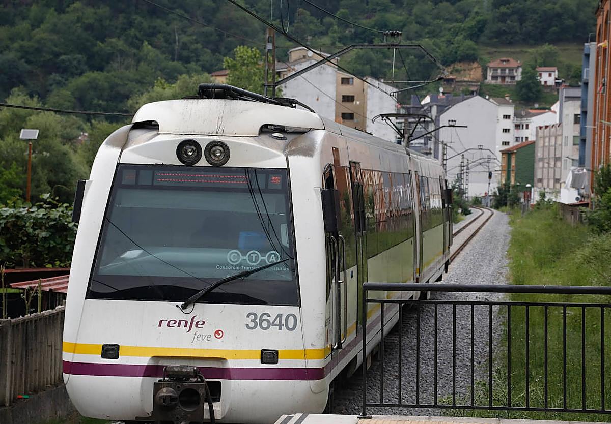 Tren de Feve circulando en el tramo entre Blimea y Laviana.