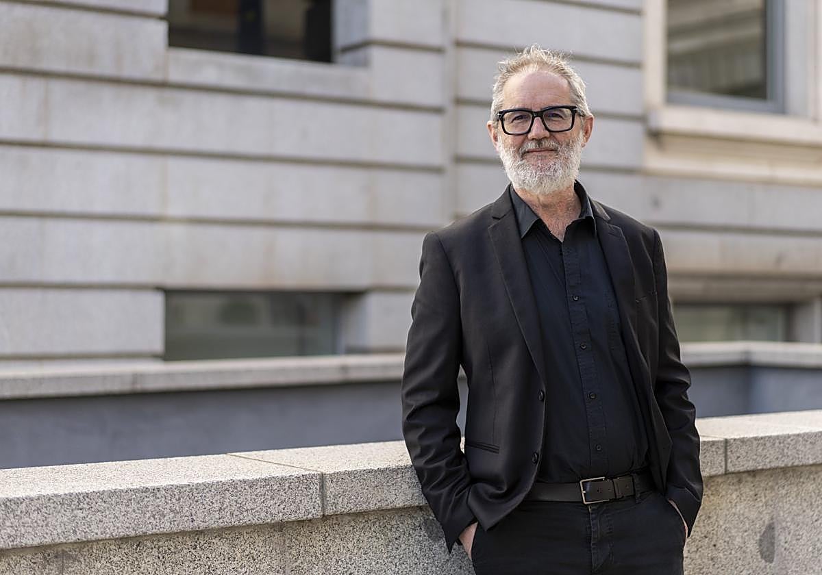 Rafael Cofiño, delante del Congreso de los Diputados.