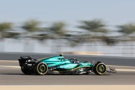 Fernando Alonso, a los mandos del nuevo Aston Martin, ayer, sobre el asfalto del circuito de Sakhir.