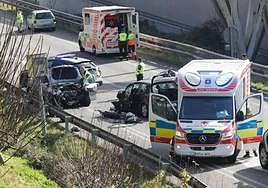 Los servicios sanitarios atienden a los heridos en el lugar del accidente.