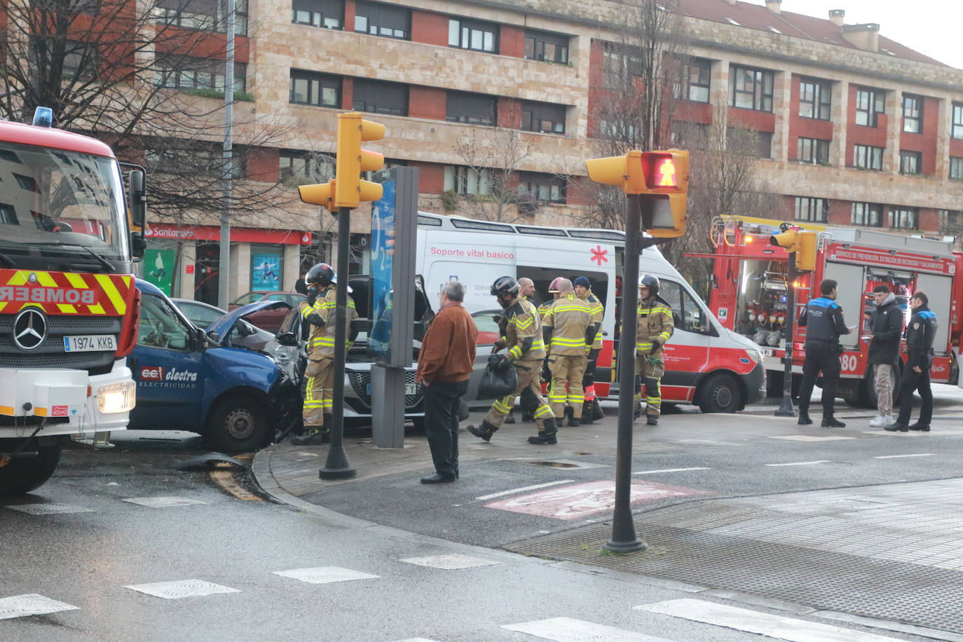 Las imágenes del accidente en la calle Velázquez de Gijón