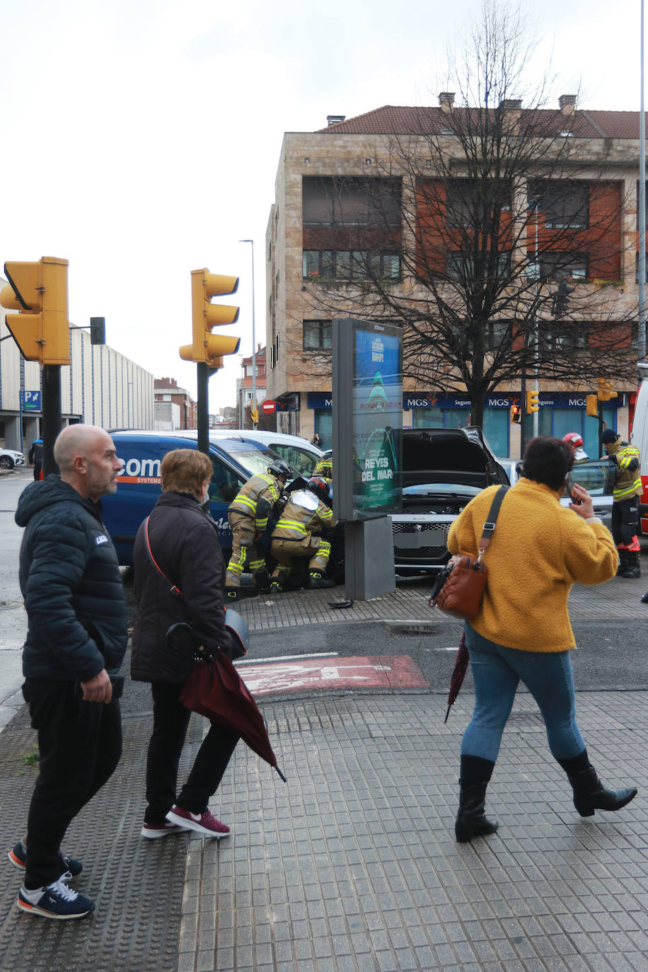 Las imágenes del accidente en la calle Velázquez de Gijón