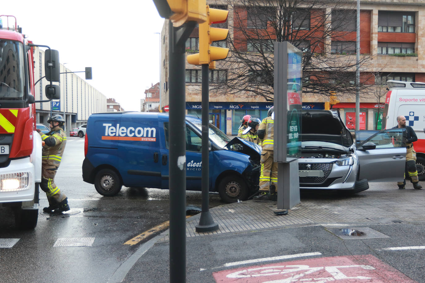 Las imágenes del accidente en la calle Velázquez de Gijón