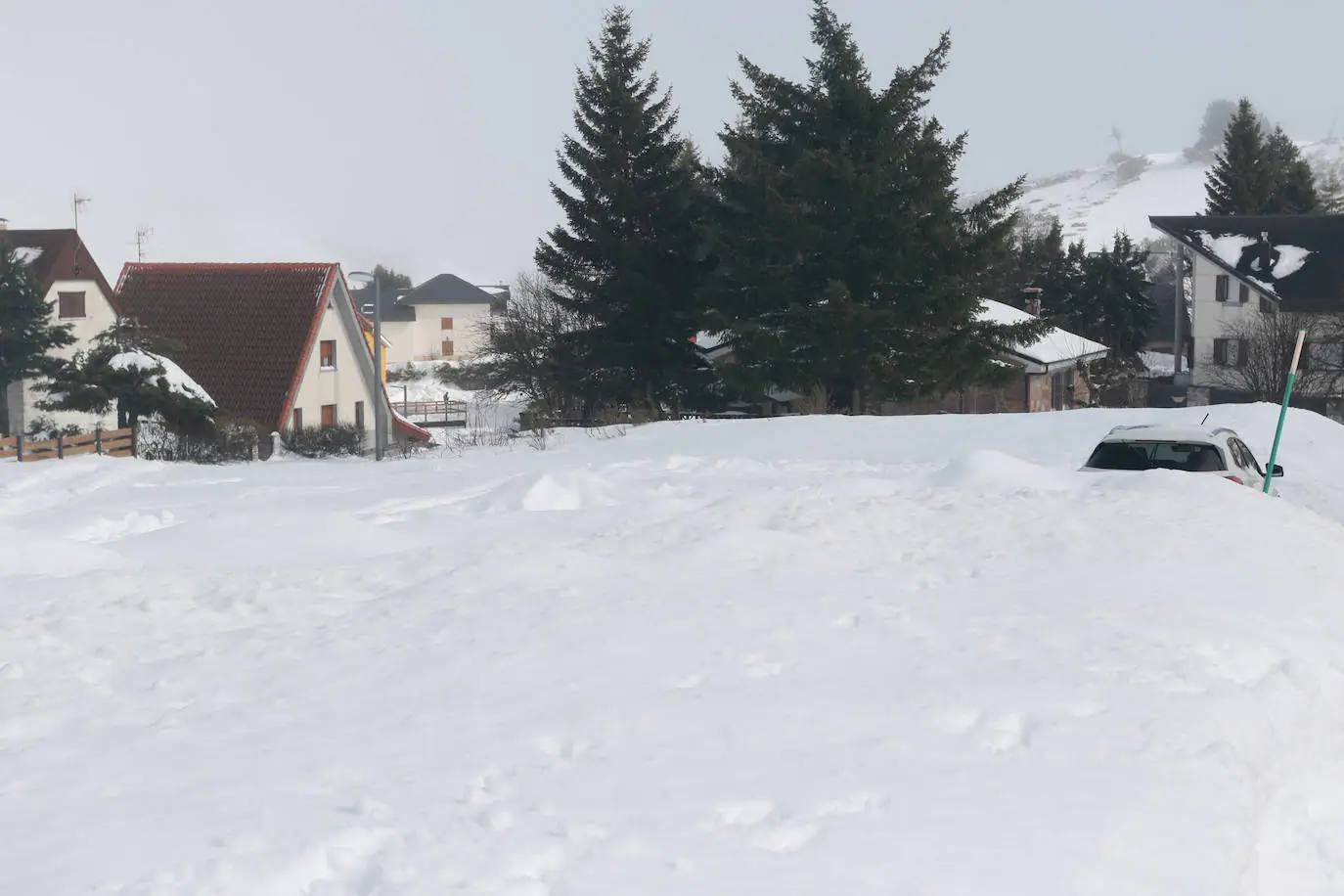 La nieve llegó a cubrir buena parte de las viviendas de La Raya.