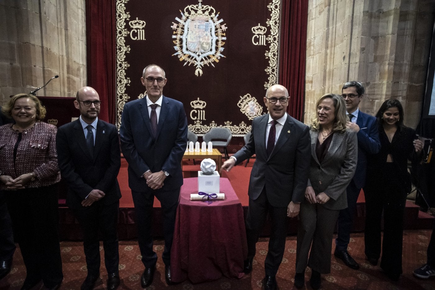 Antonio López Guardado y Juan José Fernández Díaz (los dos en el centro) junto al galardón al Ingeniero de Minas del Año.