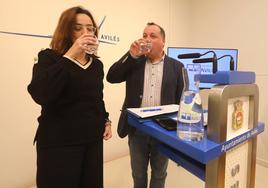 Carmen Álvarez, de Aguas de Avilés, y el concejal Pelyao García bebieron agua del grifo para confirmar que es potable.