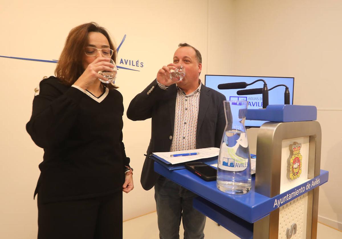 Carmen Álvarez, de Aguas de Avilés, y el concejal Pelyao García bebieron agua del grifo para confirmar que es potable.