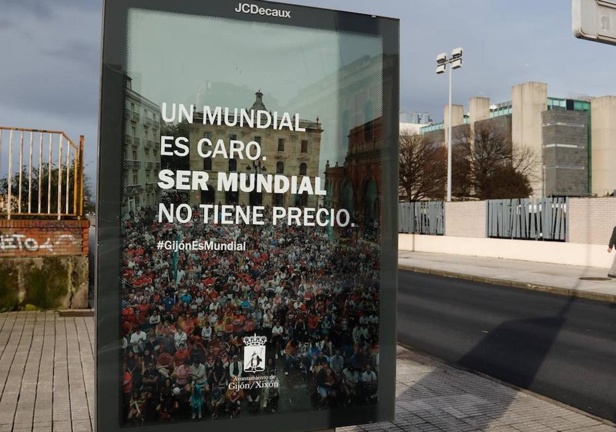 Uno de los carteles que se puede ver en varios mupis de la ciudad con la campaña promocional del Ayuntamiento de Gijón.