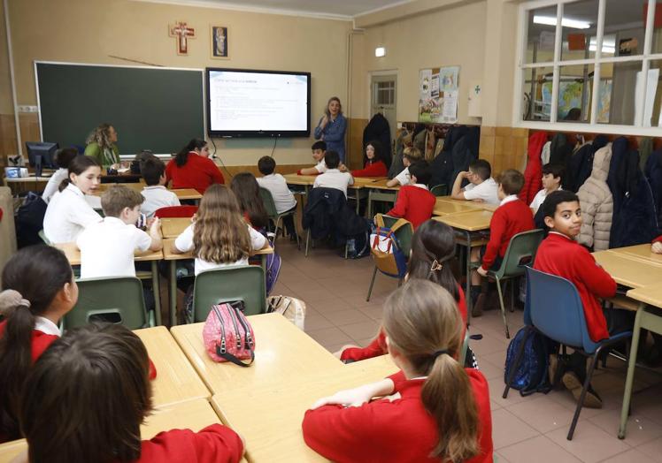 Alumnos de sexto D durante la explicación del taller.