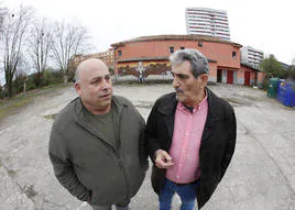 Francisco Javier Lavandera Villazón y Jesús Campillo, a las puertas del club Horóscopo, donde el primero conoció a Trashorras.