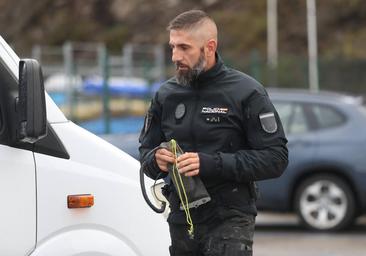 Dos policías salvan la vida en Oviedo a un conductor en parada cardiorrespiratoria