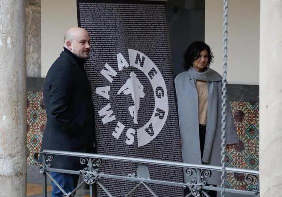 Miguel Barrero y Montserrat López Moro, junto al cartel de la Semana Negra que en julio llenará Gijón de literatura.