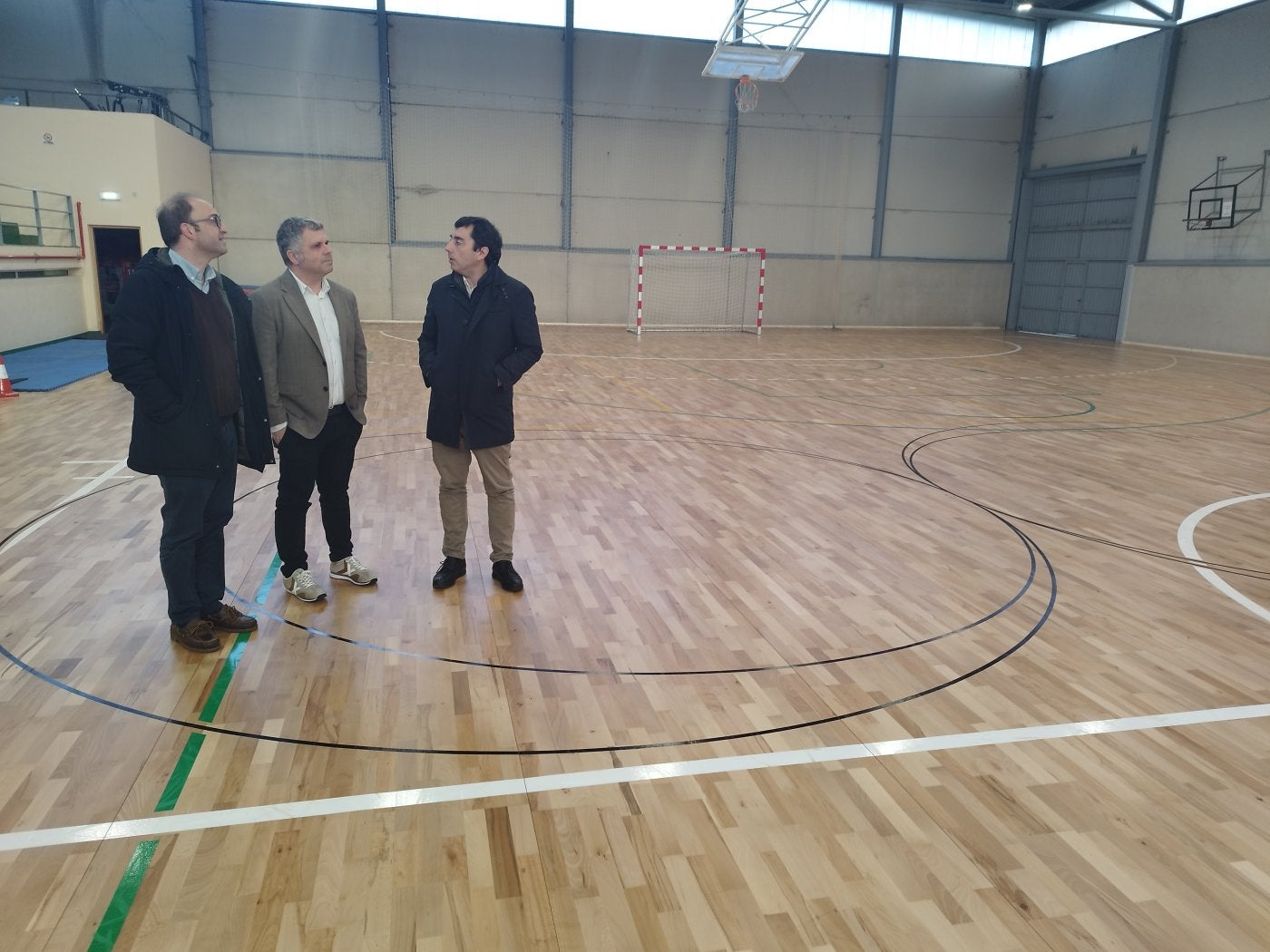 Gerardo Sanz, José Antonio González y Antonio de Luis Solar, en el polideportivo de Lugo de Llanera.