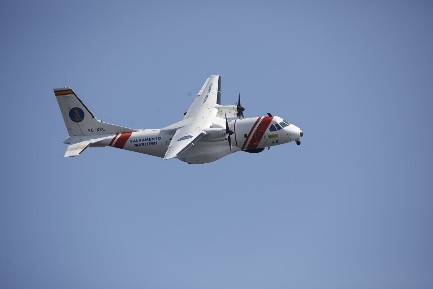 El avión de rastreo de Salvamento Marítimo, en el aire.