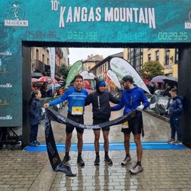 Álvaro Ramos, Marcos Villamuera y Guillermo Ramos, al término del Original Trail, en Cangas de Onís.