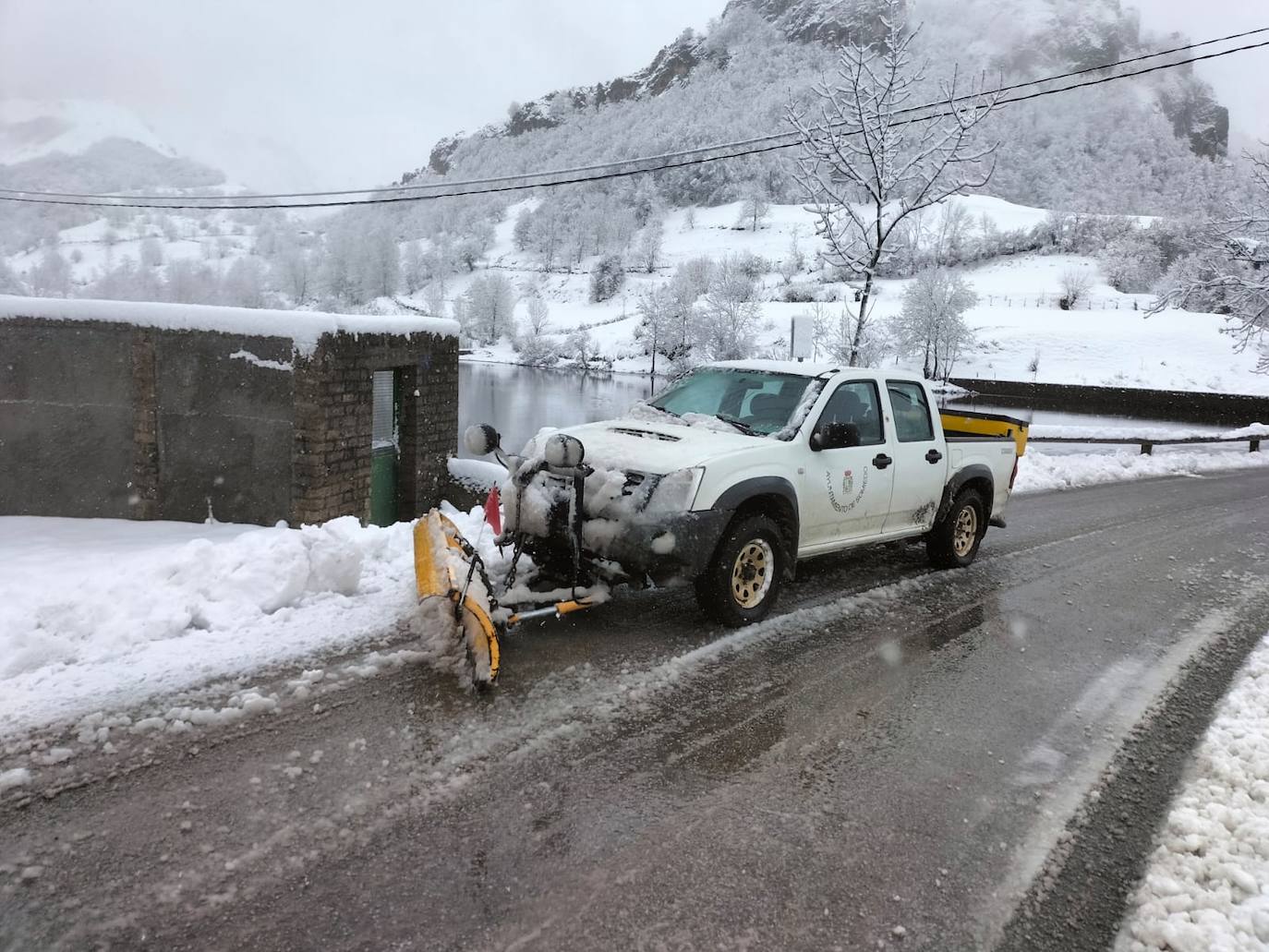 Lluvia, frío y nieve: las imágenes que deja el temporal en Asturias este sábado