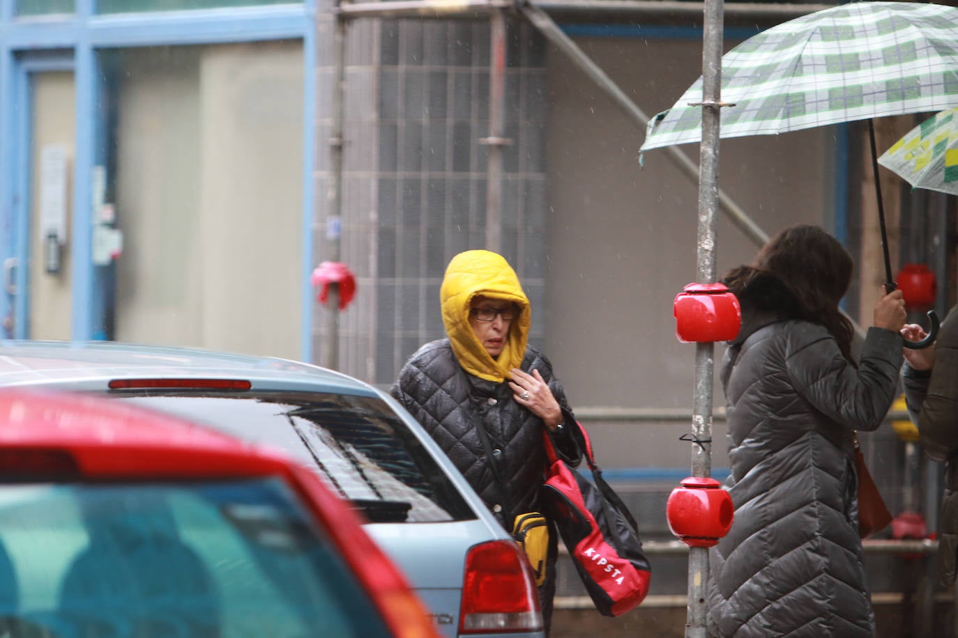 Lluvia, frío y nieve: las imágenes que deja el temporal en Asturias este sábado