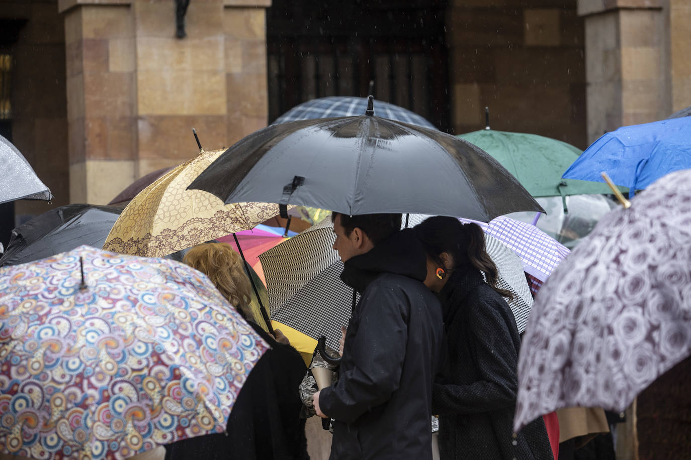 Lluvia, frío y nieve: las imágenes que deja el temporal en Asturias este sábado