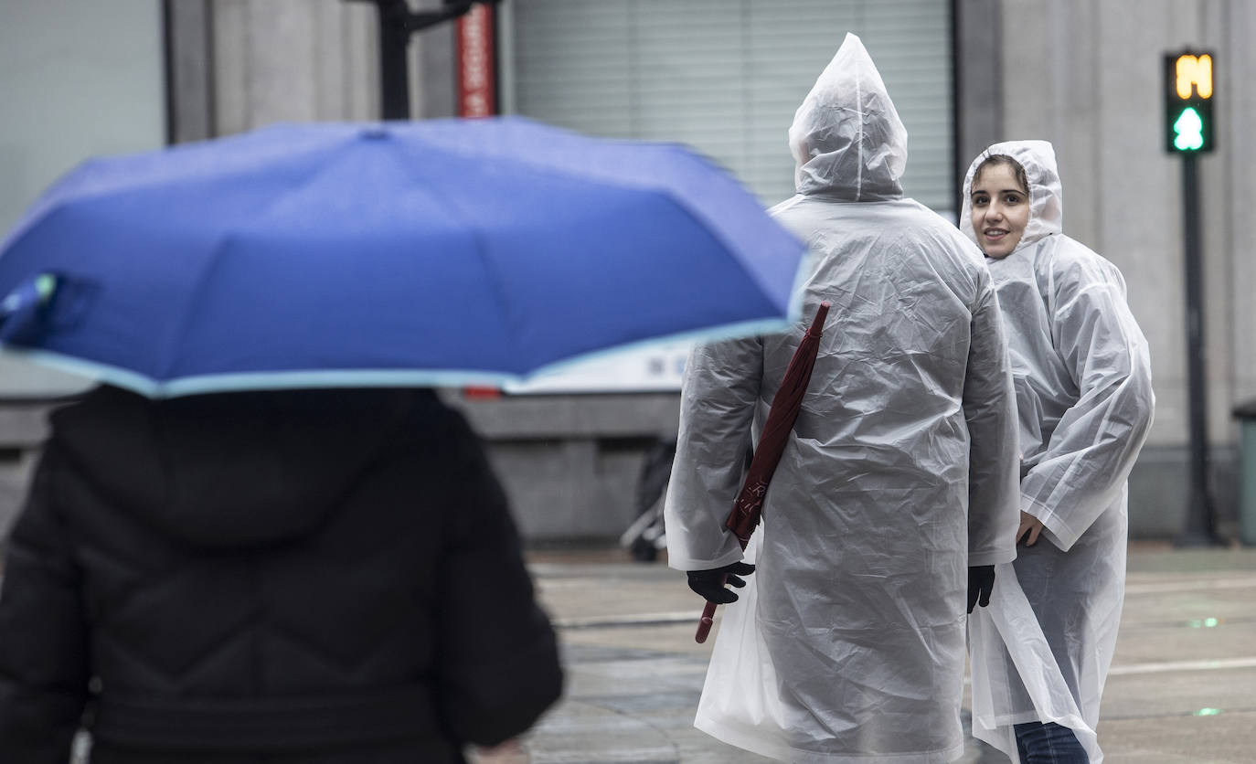 Lluvia, frío y nieve: las imágenes que deja el temporal en Asturias este sábado