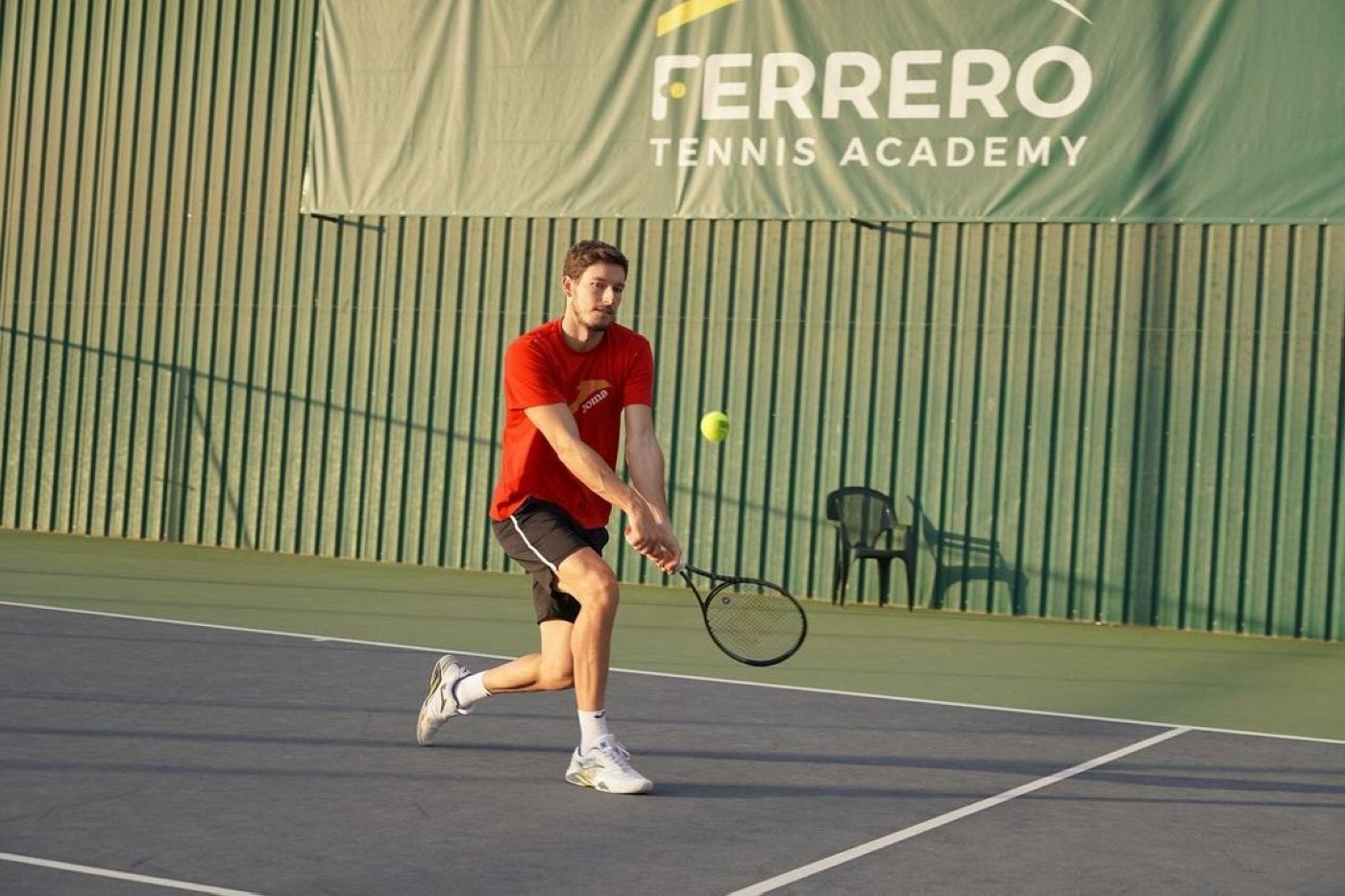 Pablo Carreño se prepara para golpear la bola en una de las pistas de la academia de Juan Carlos Ferrero.