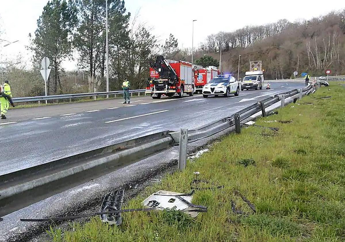 Bomberos y agentes de la Guardia Civil en el lugar del accidente, que se produjo a la altura de Soto de Ribera.
