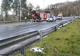 Bomberos y agentes de la Guardia Civil en el lugar del accidente, que se produjo a la altura de Soto de Ribera.