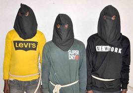 Foto divulgada por la Policía de Dumka de los tres acusados detenidos por el ataque y la violación en grupo de una española en el noreste de la India.