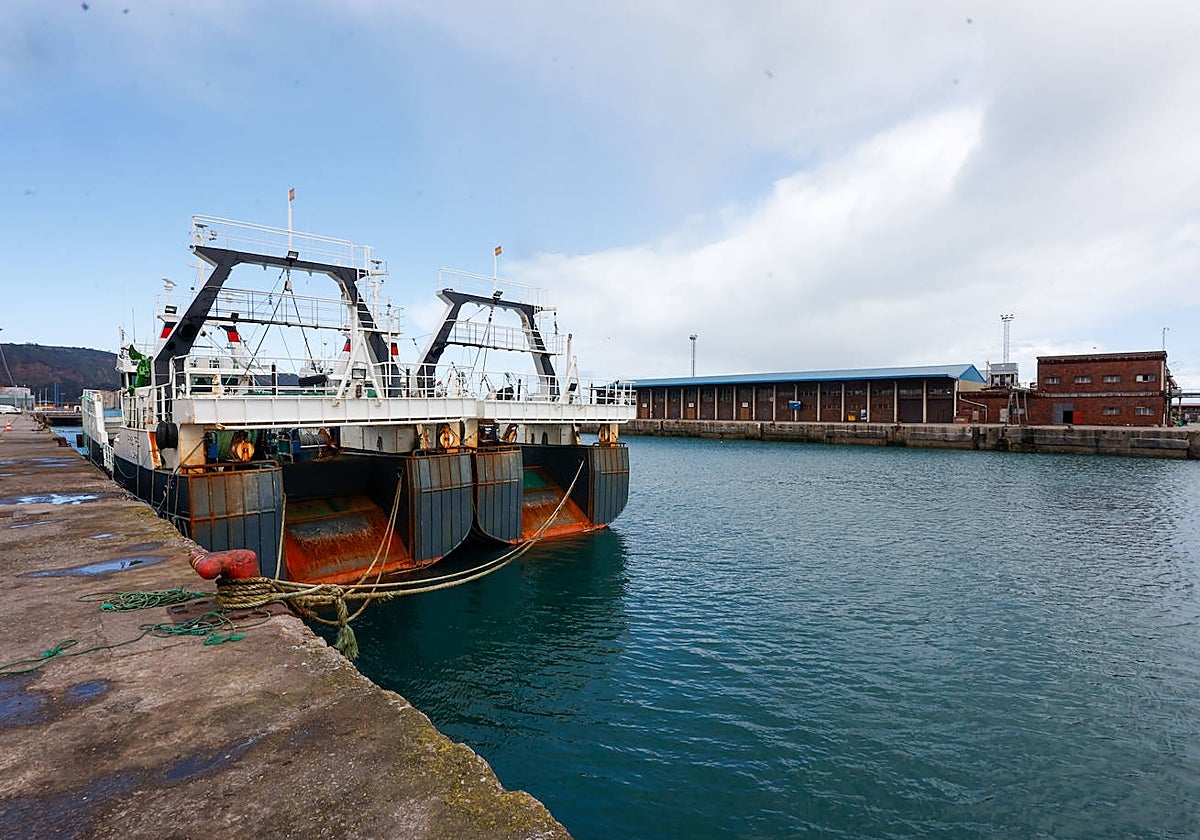 Una embarcación amarrada, este lunes.
