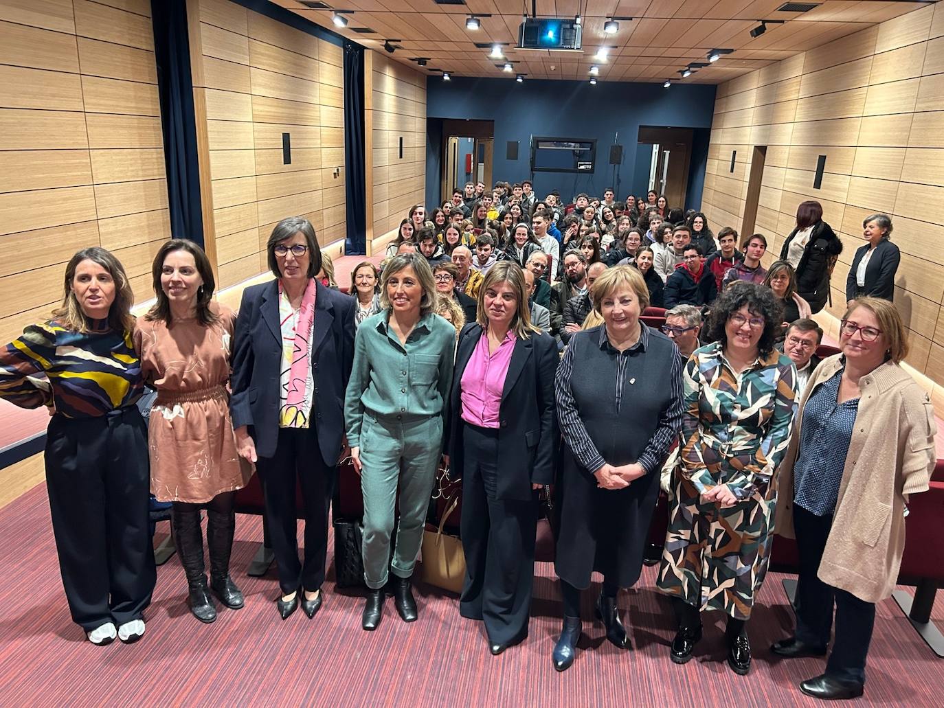 De izquierda a derecha, la periodista Silvia López; la directora de Minería Sostenible de ArcelorMittal, Ana Fernández; la consejera de Transición Ecológica, Nieves Roqueñí; la directora de la Biofábrica de ENCE Navia, María Luz Sánchez; la vicepresidenta Gimena Llamedo; la alcaldesa de Avilés, Mariví Monteserín, la concejala de Igualdad del Ayuntamiento de Avilés, Lucía Fernández Ron, y Susana Peregrina, coordinadora de la Plataforma Tecnológica de Acero Española.