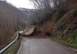 Desprendimiento en la carretera LV-8 de acceso al pueblo lavianés de Las Quintanas.