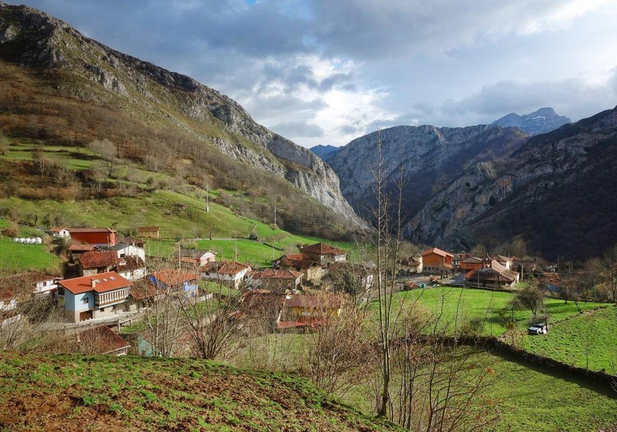 Una vista del pueblo de Viegu, en el concejo de Ponga.