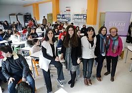 Patricia López (izda), con otras participantes en el proyecto y la directora del Piles (dcha).