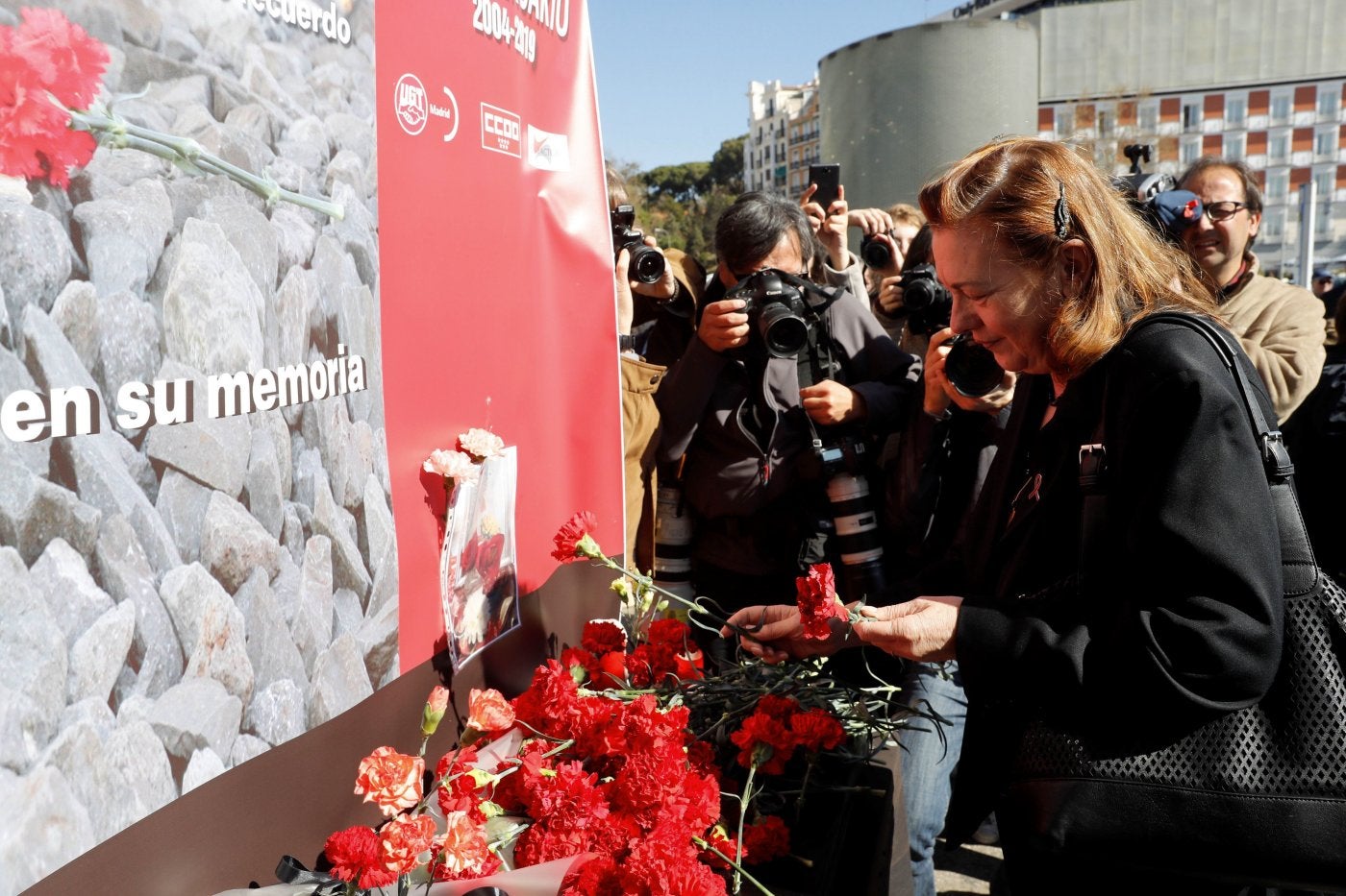 Pilar Manjón deposita unas flores ante el memorial que recuerda a las víctimas del 11M en la estación Atocha.