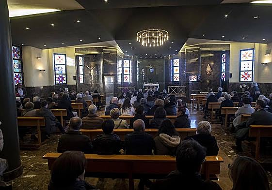 Funeral en la capilla de Los Arenales para despedir a Juan Rodríguez, ovetense de trece años fallecido en un accidente de tráfico.