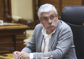 El portavoz del grupo municipal socialista, Luis Manuel Flórez, 'Floro', en el salón de plenos del Ayuntamiento de Gijón