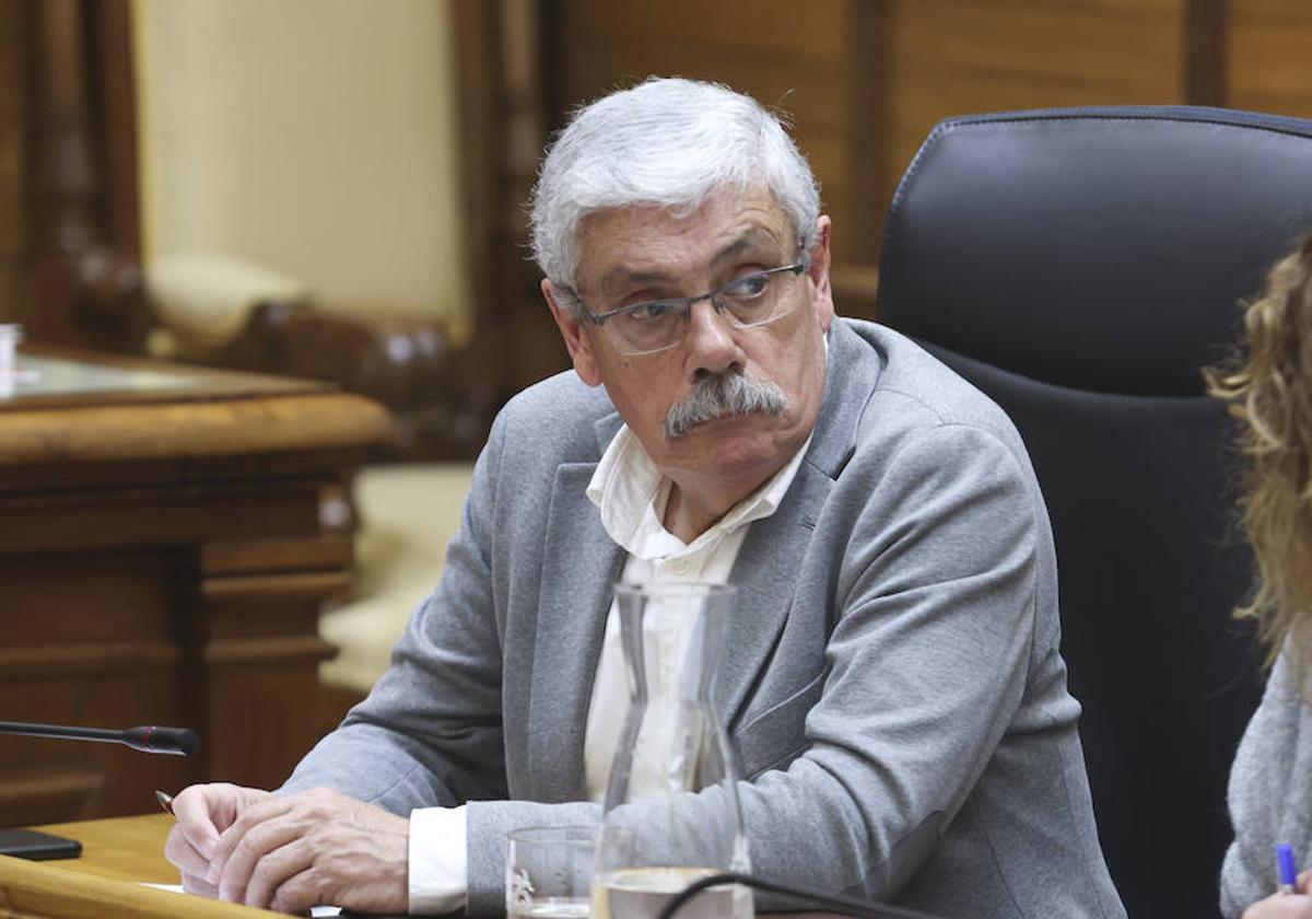 El portavoz del grupo municipal socialista, Luis Manuel Flórez, 'Floro', en el salón de plenos del Ayuntamiento de Gijón