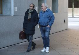 Manuel Mori, junto a su abogado a su llegada a los juzgados.