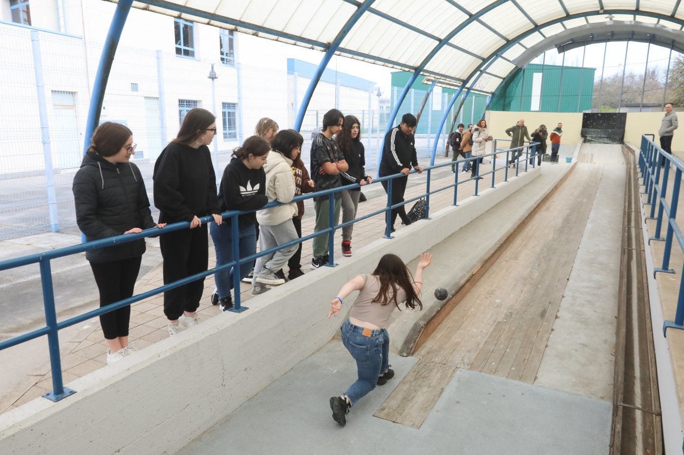 Una alumna realiza un lanzamiento en la pista de bolos de La Toba.