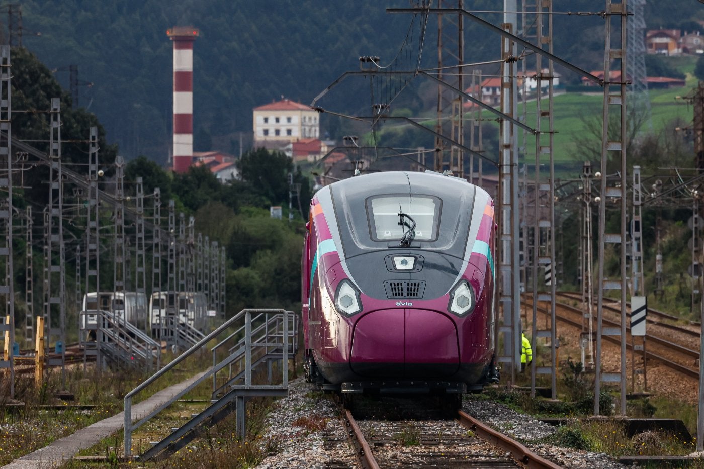 El tren Avril, en su versión AVLO, estacionado en La Calzada (Gijón) para la formación de maquinistas.